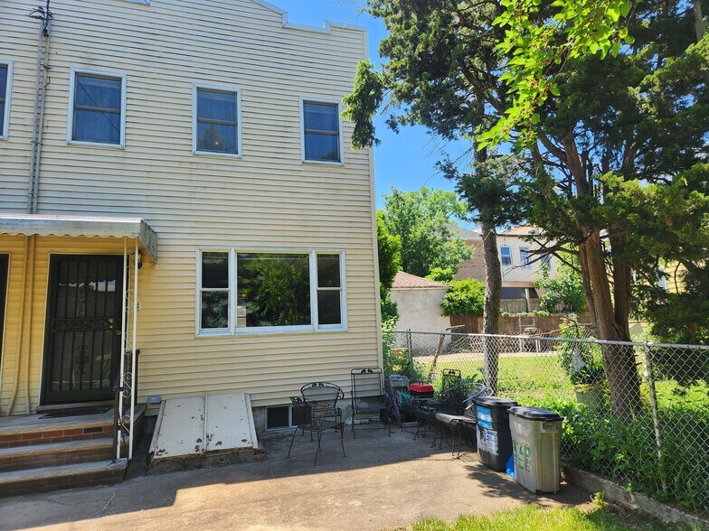 6112 56th Dr, Maspeth, NY à vendre - Photo du bâtiment - Image 1 de 25