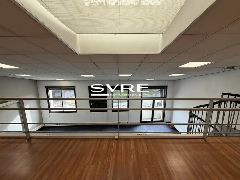 Retail in Marseille for lease - Interior Photo - Image 2 of 8