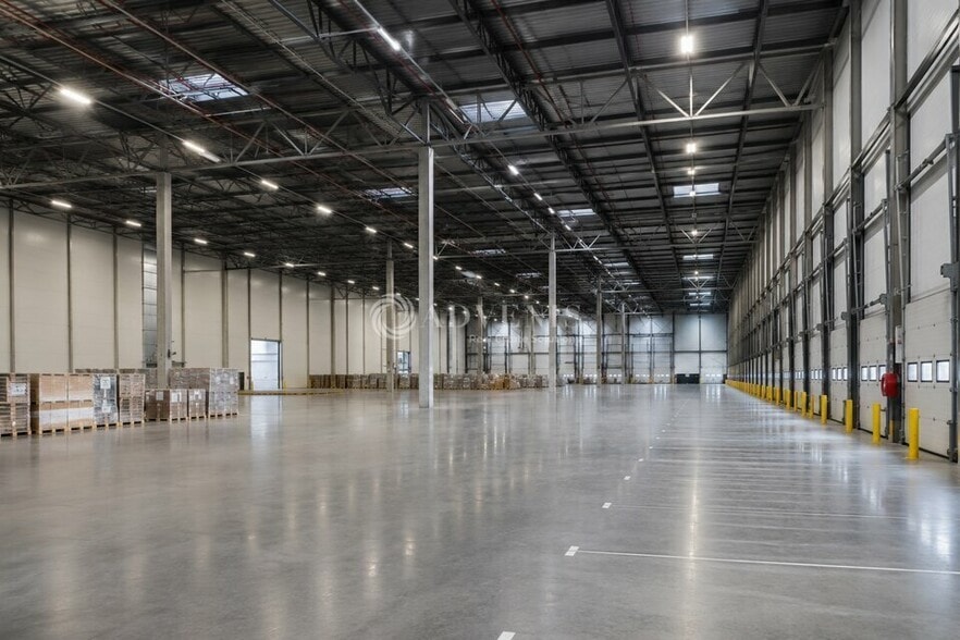 Industrial in Émerainville for lease - Building Photo - Image 3 of 3
