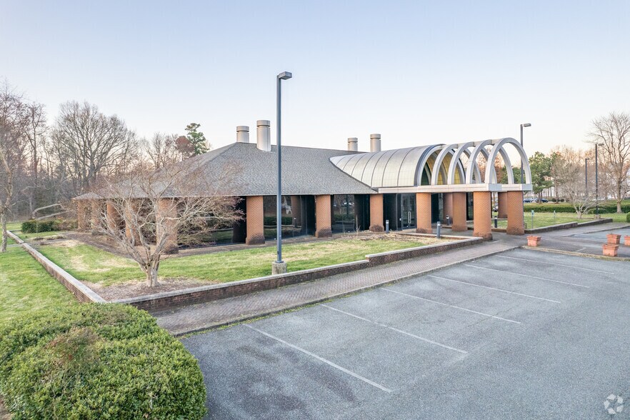 200 Enterprise Dr, Newport News, VA à louer - Photo du bâtiment - Image 1 de 12