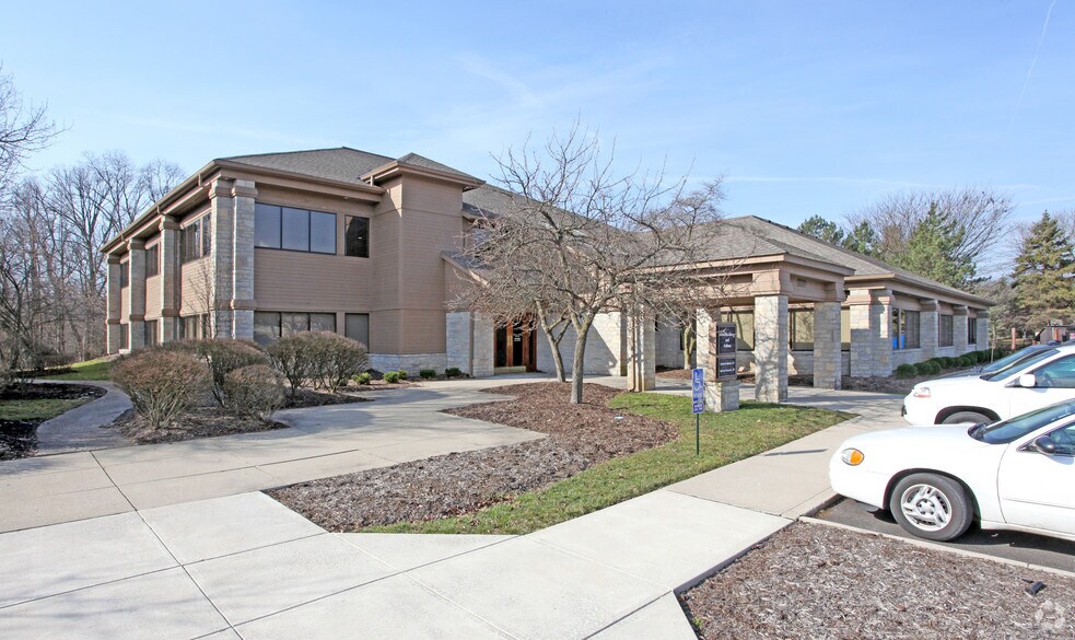 8080 Ravines Edge Ct, Columbus, OH à louer - Photo du bâtiment - Image 1 de 6