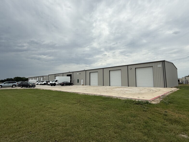 303 Navarro Dr, Seguin, TX à vendre - Photo du bâtiment - Image 2 de 13