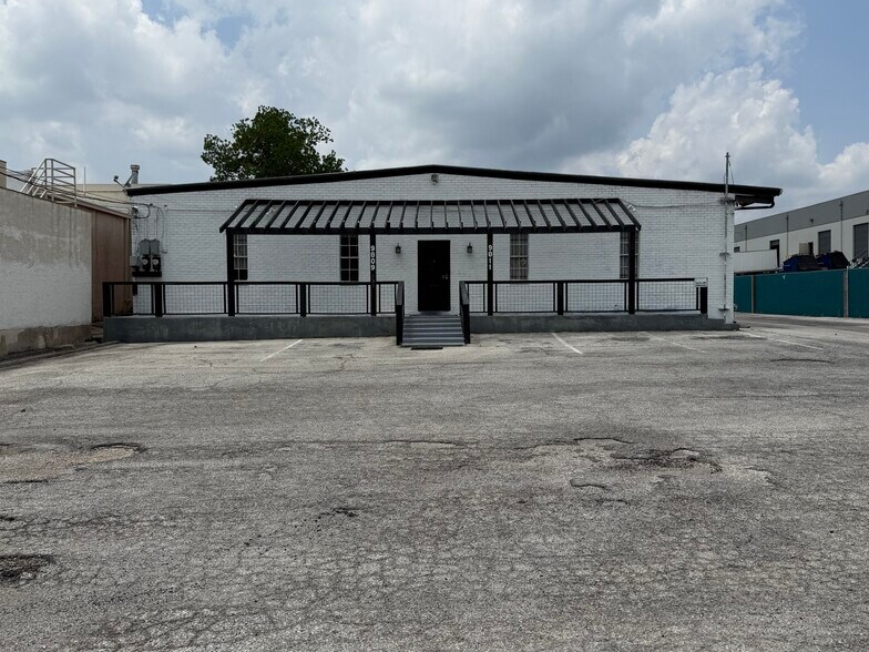 9809 McCullough Ave, San Antonio, TX à louer - Photo du bâtiment - Image 1 de 17