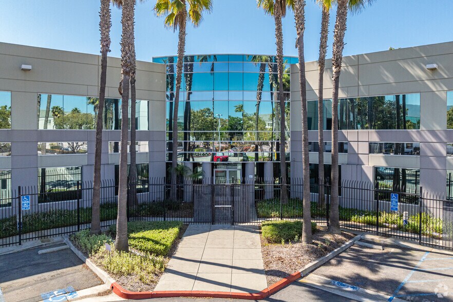 2297 Niels Bohr Ct, San Diego, CA à louer - Photo du bâtiment - Image 2 de 22