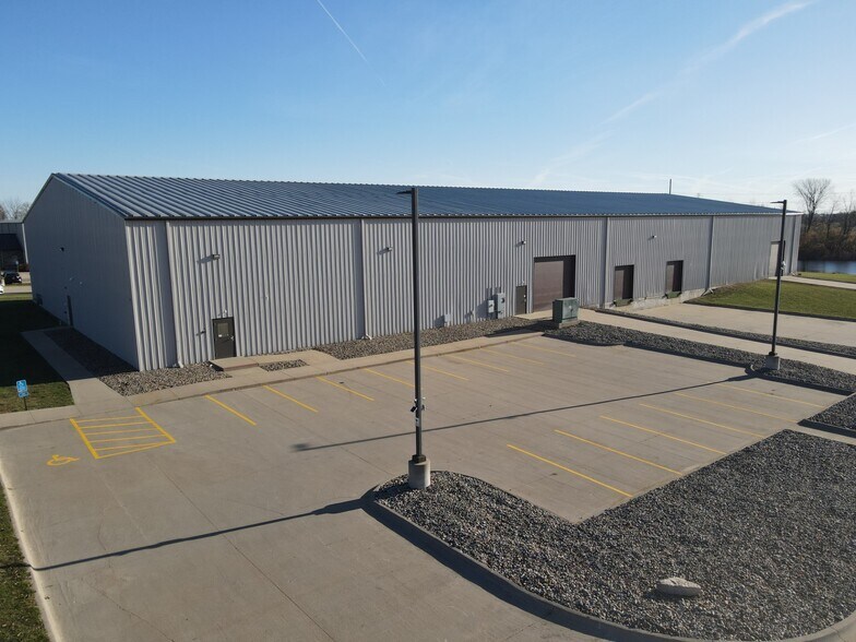 6335 NE Industry Dr, Des Moines, IA à louer - Photo du bâtiment - Image 1 de 6