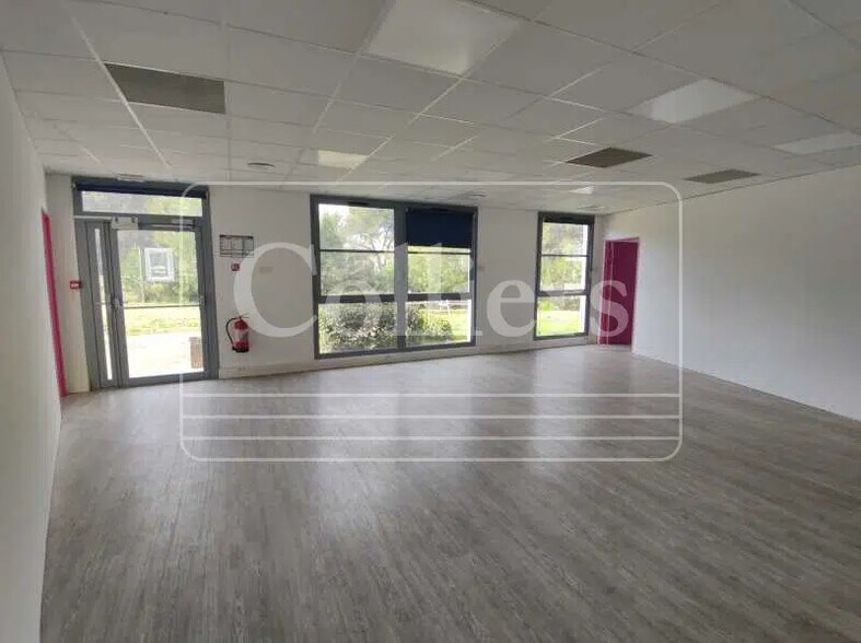 1330 Avenue Jean-René Guillibert Gautier De La Lauzière, Aix-en-Provence for lease - Interior Photo - Image 3 of 9