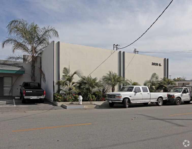 3035 S Halladay St, Santa Ana, CA for lease - Building Photo - Image 2 of 3