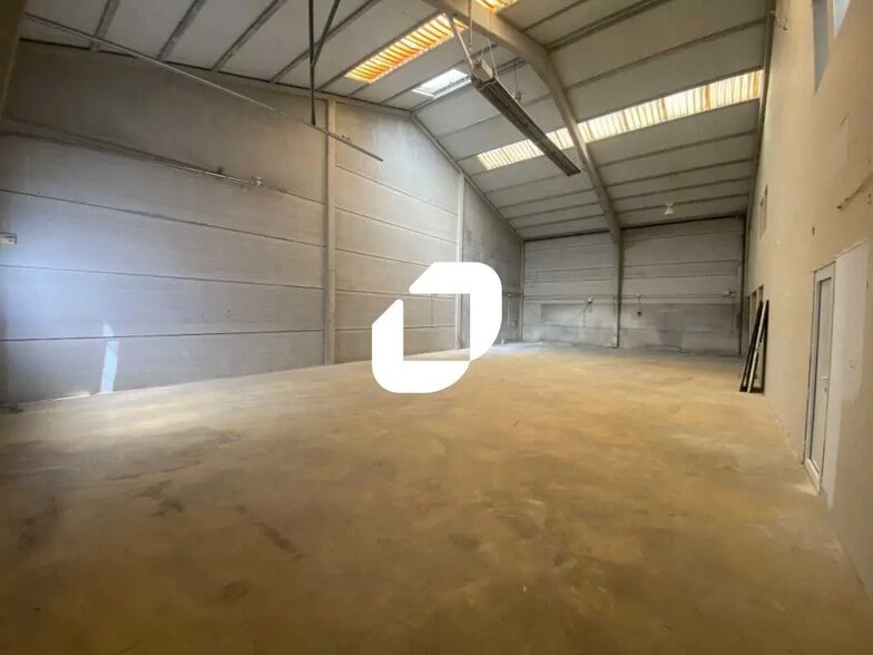 Flex in Ennery for lease - Interior Photo - Image 3 of 9