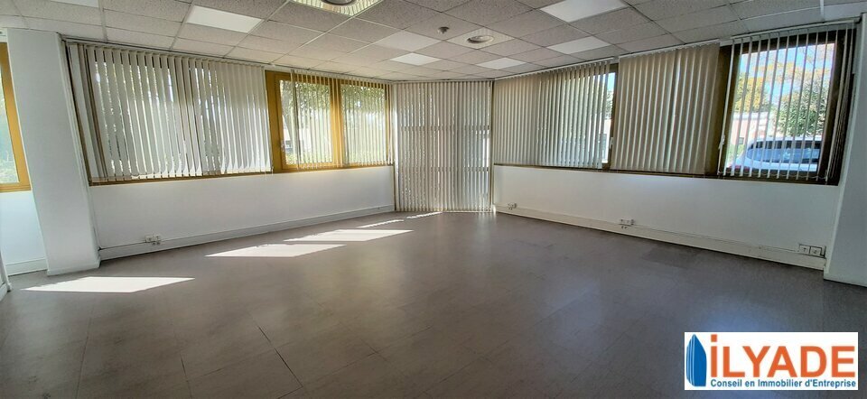 Office in Vitrolles for lease - Interior Photo - Image 2 of 5