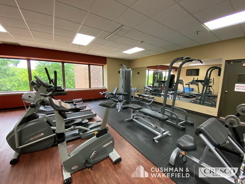 6180 Cochran Rd, Solon, OH à louer - Photo du bâtiment - Image 2 de 4