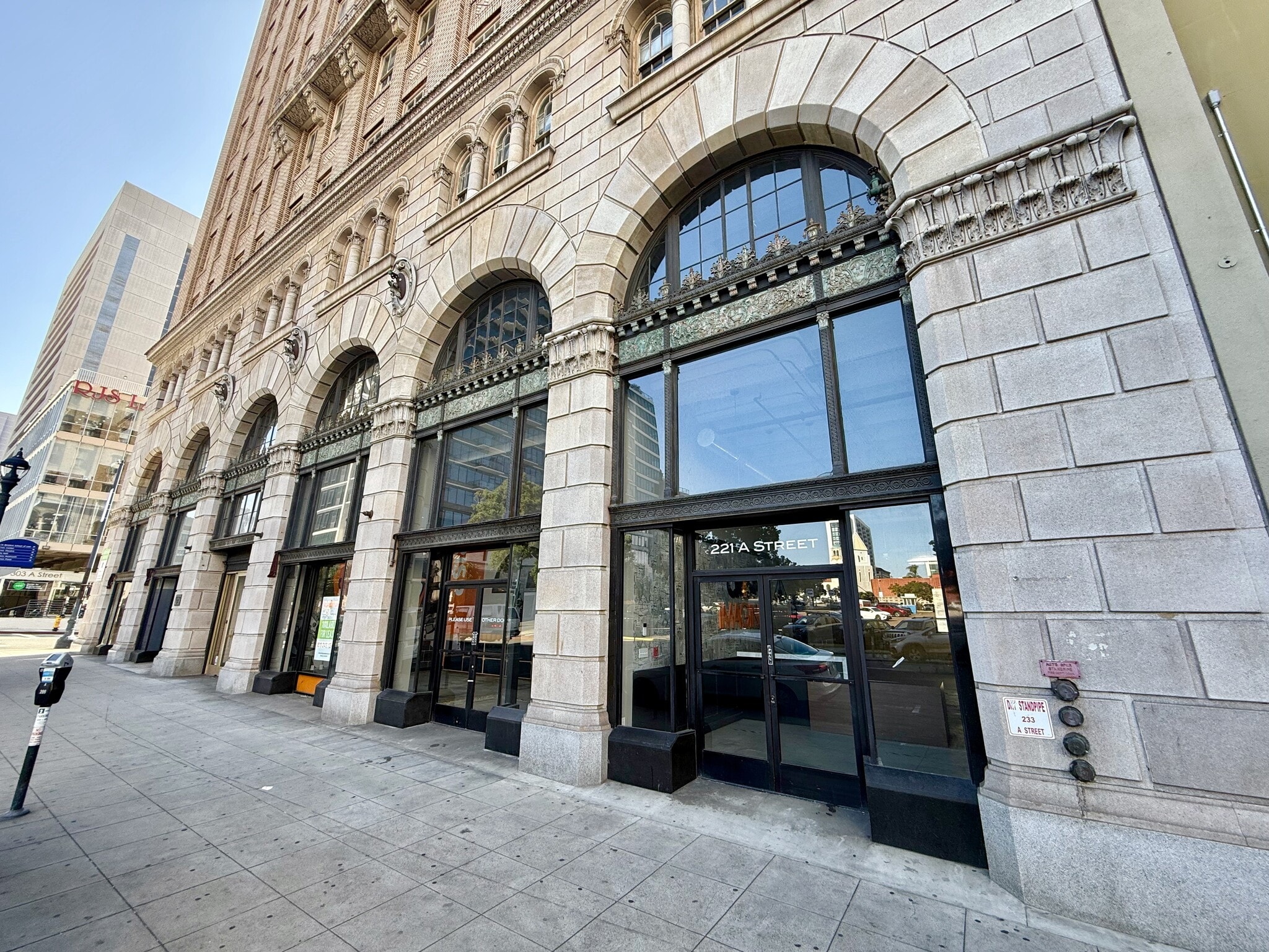 233 A St, San Diego, CA à vendre Photo intérieure- Image 1 de 4