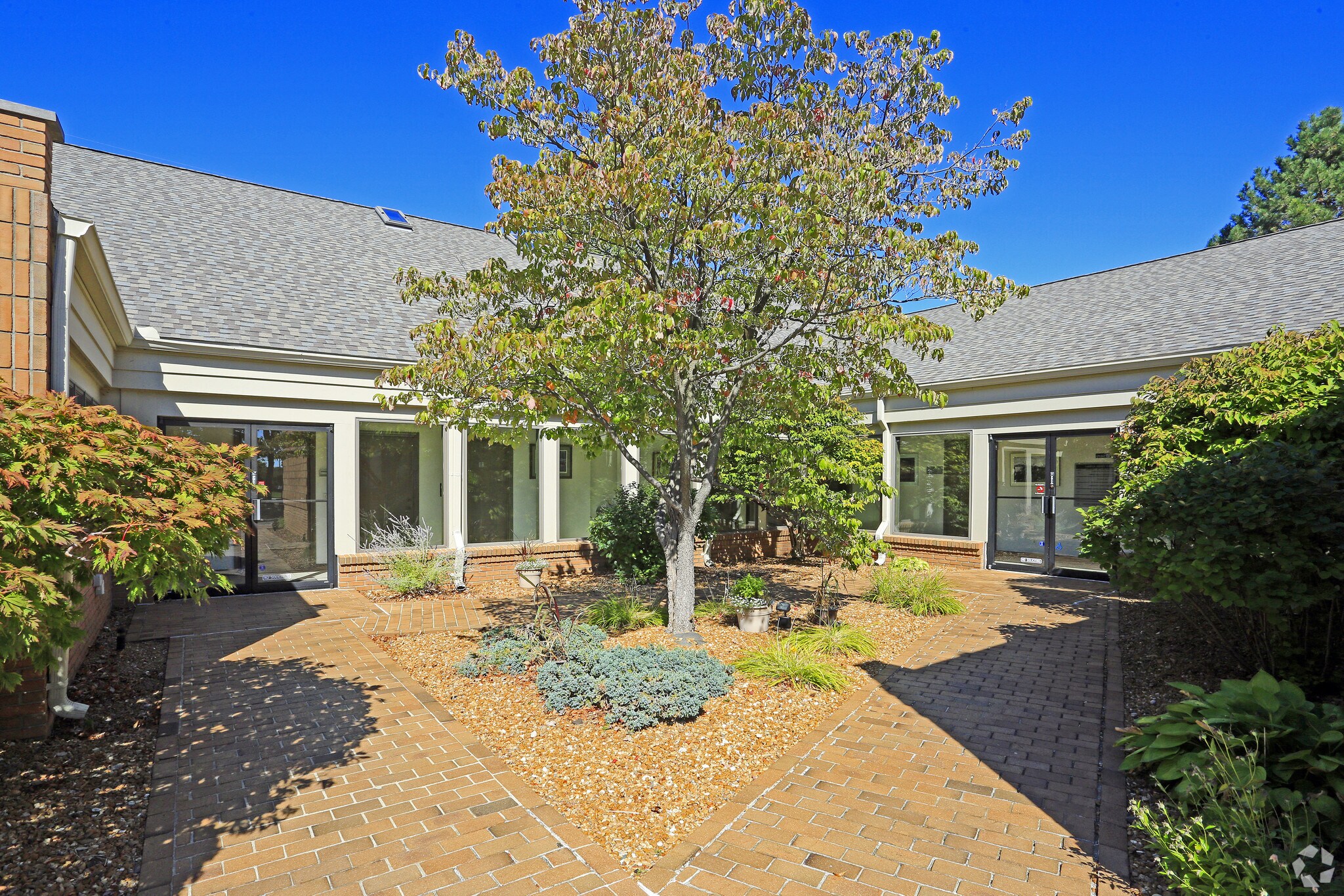 33900 W 8 Mile Rd, Farmington, MI à louer Photo du bâtiment- Image 1 de 8