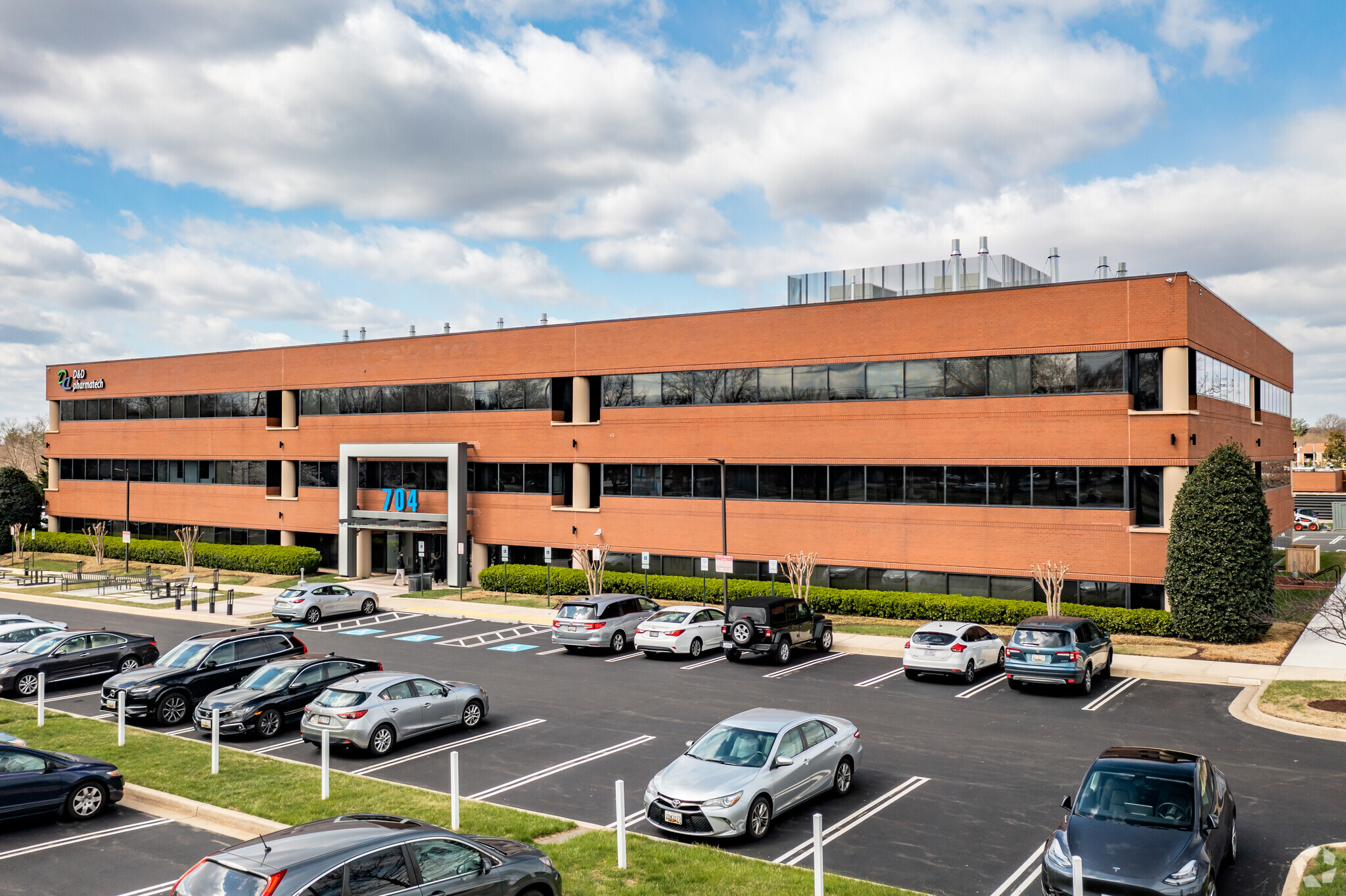 704 Quince Orchard Rd, Gaithersburg, MD for lease Building Photo- Image 1 of 13