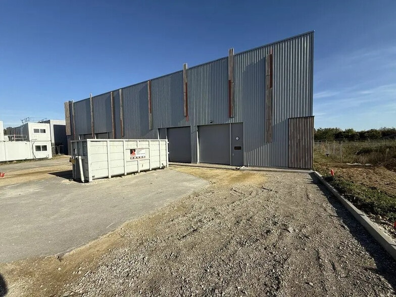 Flex in Louvres for lease - Building Photo - Image 2 of 12