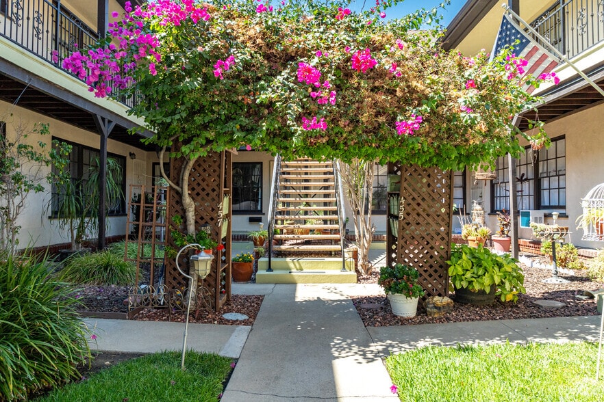 457 W Elm Ave, Burbank, CA for sale - Building Photo - Image 2 of 4
