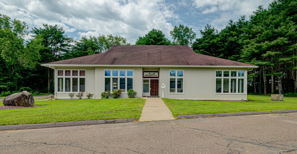 72 W Stafford Rd, Stafford Springs, CT à vendre - Photo du bâtiment - Image 1 de 11