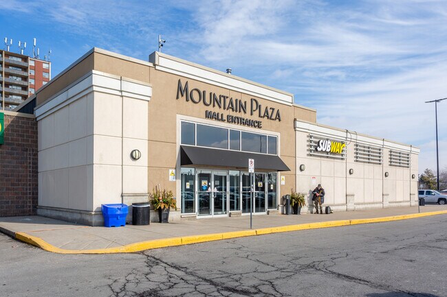 Plus de détails pour 661-679 Upper James St, Hamilton, ON - Commerce de détail à louer