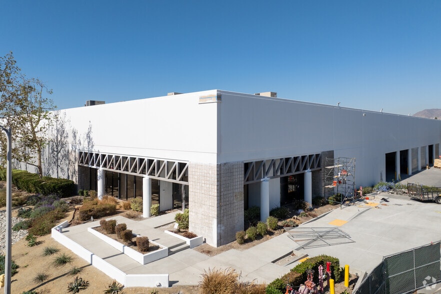1175 Aviation Pl, San Fernando, CA for lease - Building Photo - Image 3 of 10