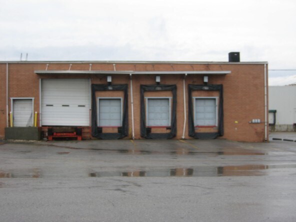 3621 Aerial Way Dr SW, Roanoke, VA à vendre - Photo du bâtiment - Image 2 de 7