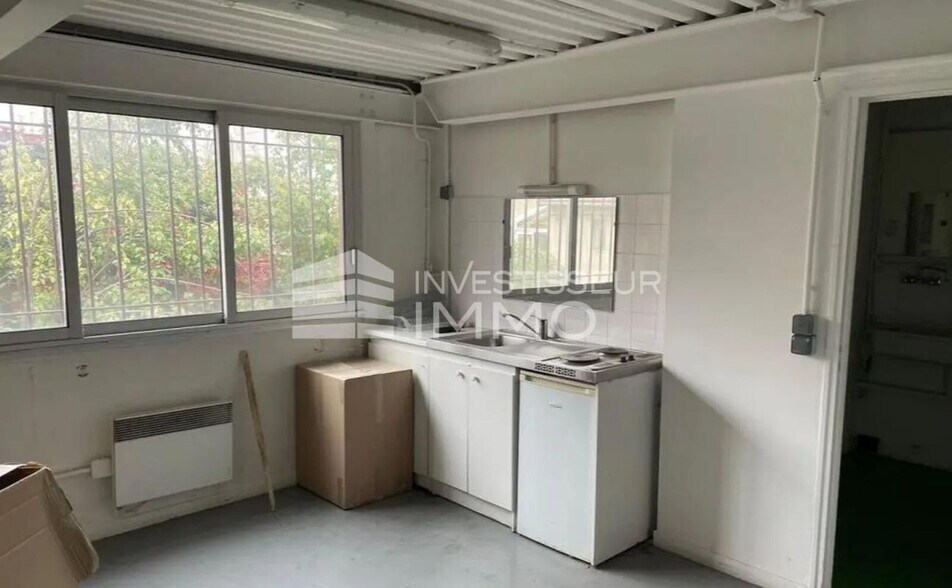 Flex in Montreuil for lease - Interior Photo - Image 3 of 5