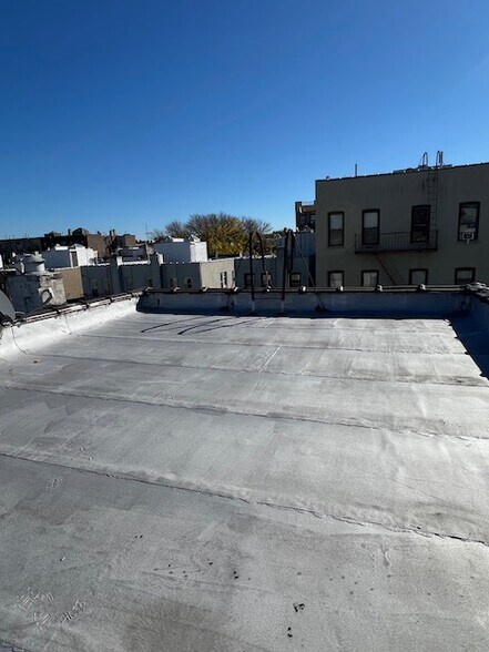 3149 33rd St, Astoria, NY à vendre - Photo du bâtiment - Image 3 de 18
