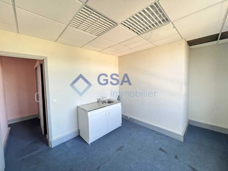 Bureau dans Évry-Courcouronnes à vendre - Photo du bâtiment - Image 3 de 3