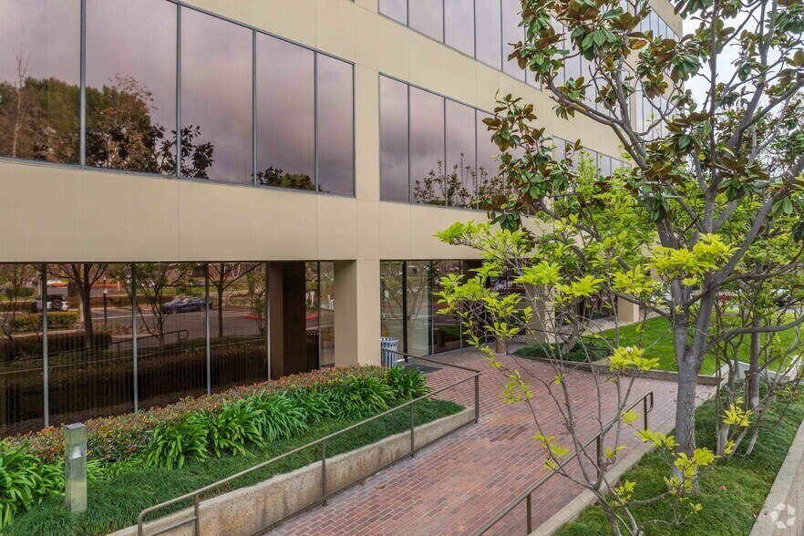 4910 Birch St, Newport Beach, CA for lease - Building Photo - Image 2 of 5