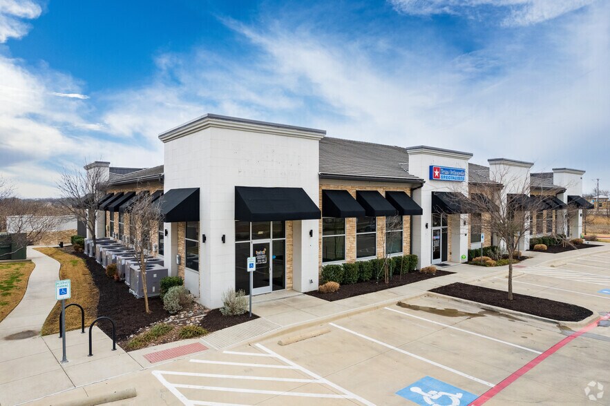 10932 N Riverside Dr, Fort Worth, TX à louer - Photo du bâtiment - Image 1 de 12