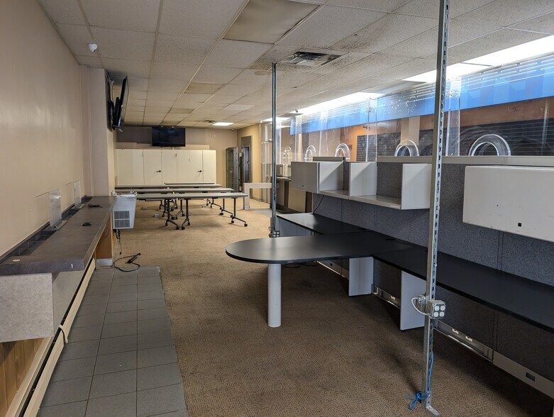 3301 Corunna Rd, Flint, MI à louer - Photo du bâtiment - Image 2 de 23