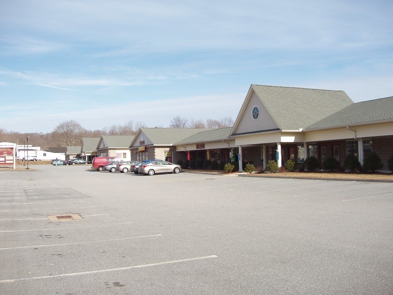 1031 Norwich New London Tpke, Uncasville, CT for lease - Building Photo - Image 1 of 1