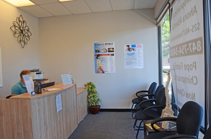 910-946 N Green Bay Rd, Waukegan, IL for lease - Building Photo - Image 2 of 11