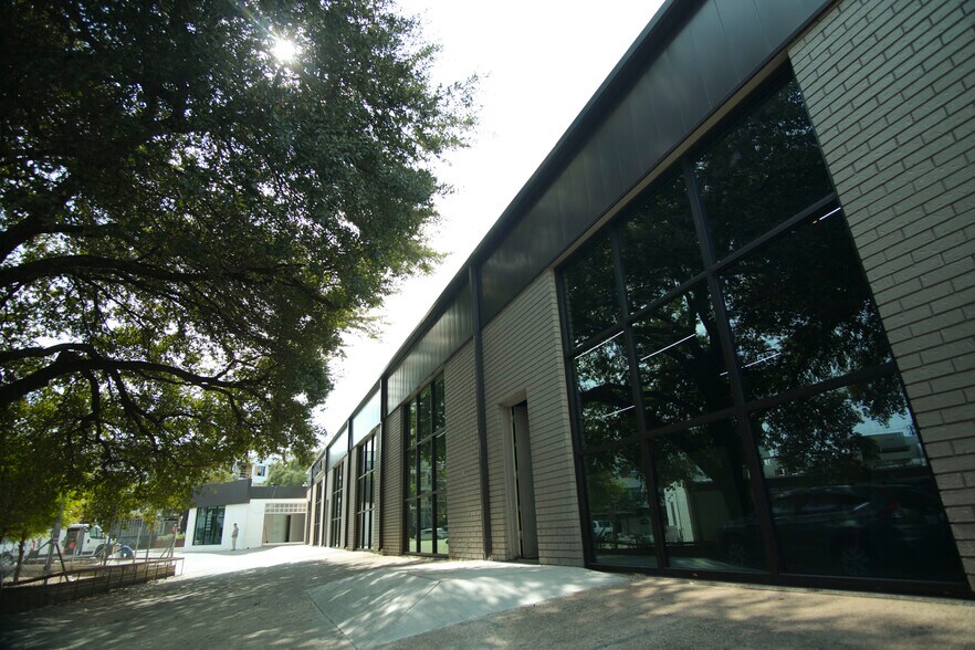 2324 S Lamar Blvd, Austin, TX à louer - Photo du bâtiment - Image 3 de 9