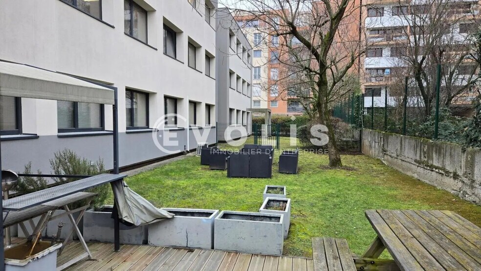 Office in Clichy for sale - Building Photo - Image 2 of 13
