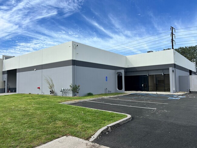 Plus de détails pour 2710 S Shannon St, Santa Ana, CA - Industriel à vendre