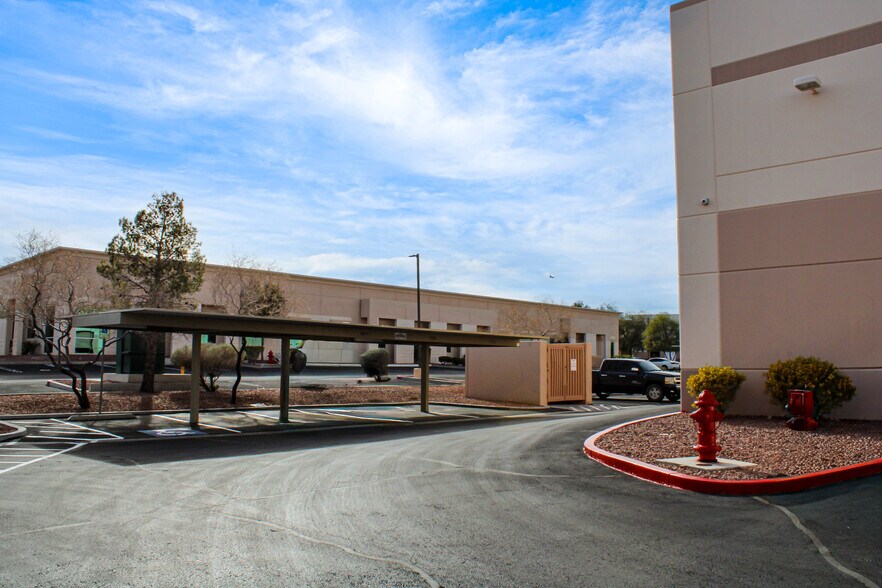 1867 Whitney Mesa Dr, Henderson, NV à louer - Photo du bâtiment - Image 3 de 4