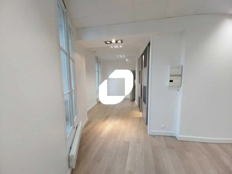 Office in Saint-Germain-en-Laye for lease - Interior Photo - Image 3 of 5