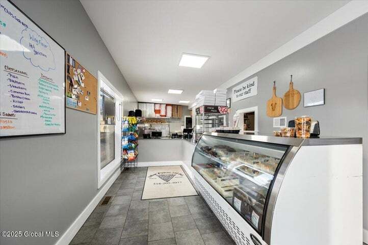 53 Elm St, Hoosick Falls, NY à vendre - Photo du bâtiment - Image 2 de 23