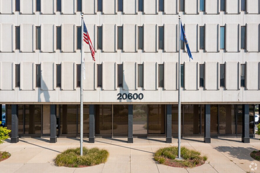 20600 Eureka Rd, Taylor, MI à louer - Photo du bâtiment - Image 3 de 7