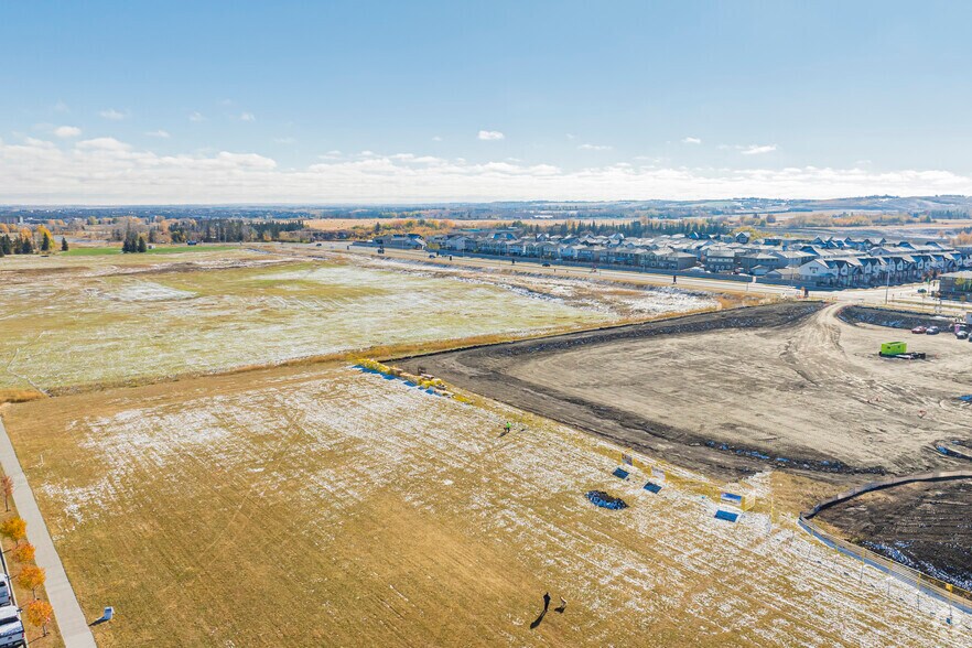 400 210th Av SW, Calgary, AB à vendre - Aérien - Image 2 de 2