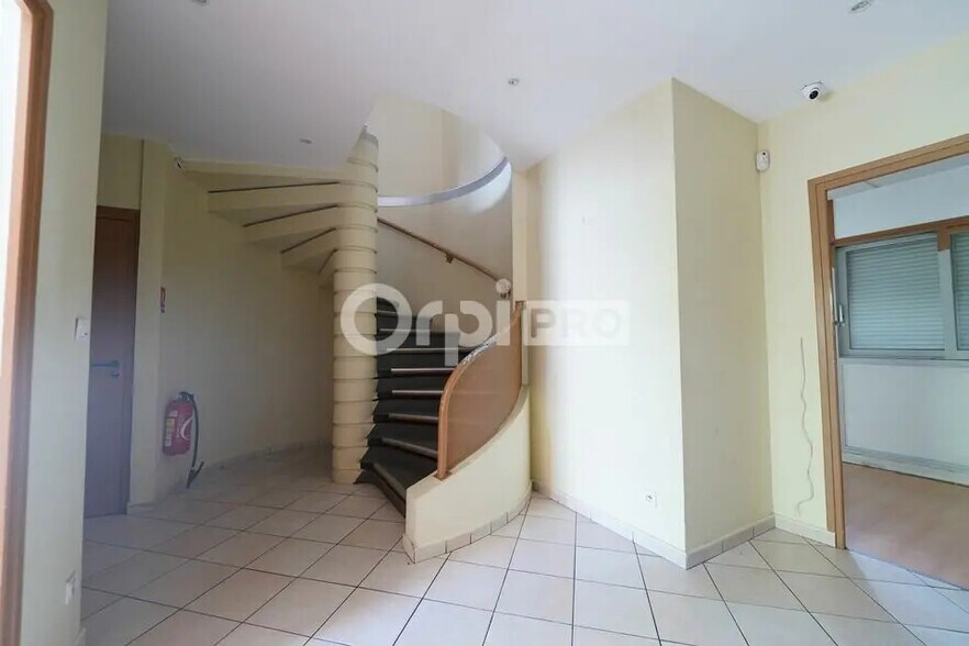 Office in Lyon for lease - Interior Photo - Image 2 of 12