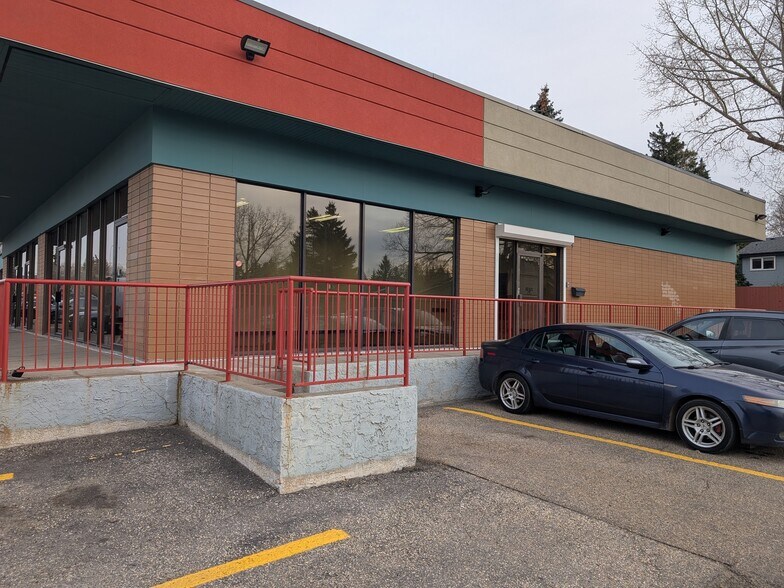 21-33 Sioux Rd, Sherwood Park, AB à louer - Photo du bâtiment - Image 3 de 9