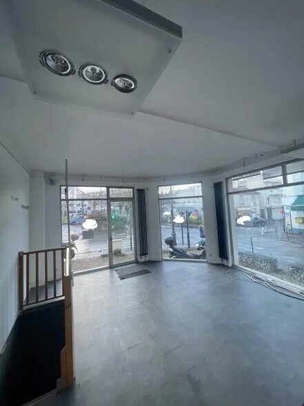 Commerce de détail dans Rueil-Malmaison à louer - Photo du bâtiment - Image 2 de 34