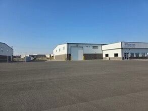 2060 N Commercial Ave, Pasco, WA for lease Interior Photo- Image 2 of 5