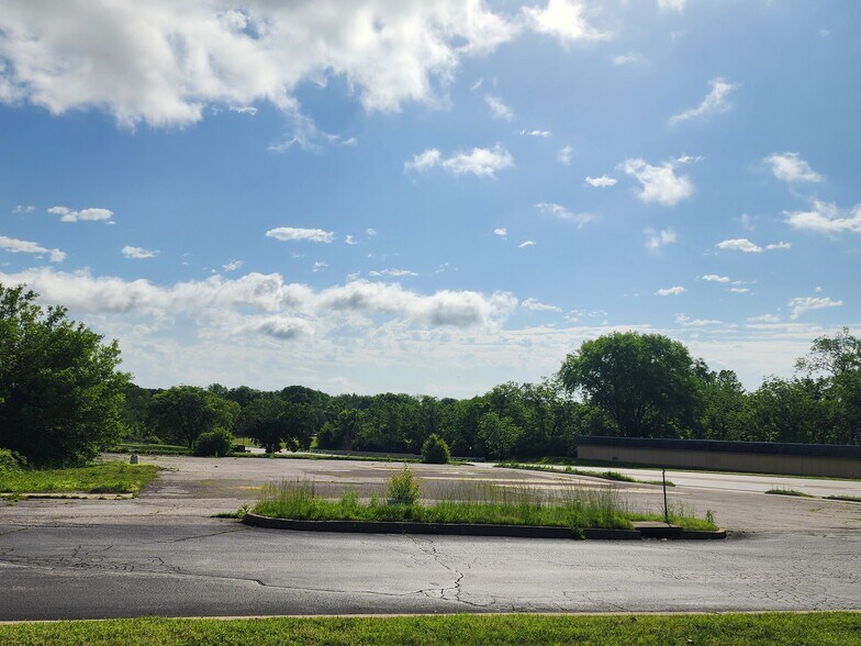 3735 Harry S Truman Blvd, Saint Charles, MO à vendre - Photo du bâtiment - Image 3 de 9