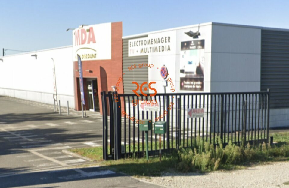 Retail in Le Haillan for lease Building Photo- Image 1 of 5