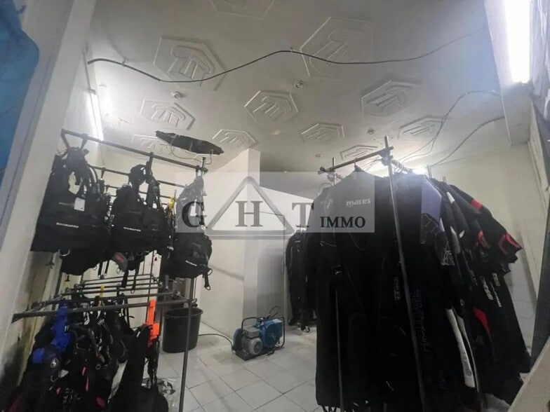 Retail in Charenton-le-Pont for lease - Interior Photo - Image 2 of 3