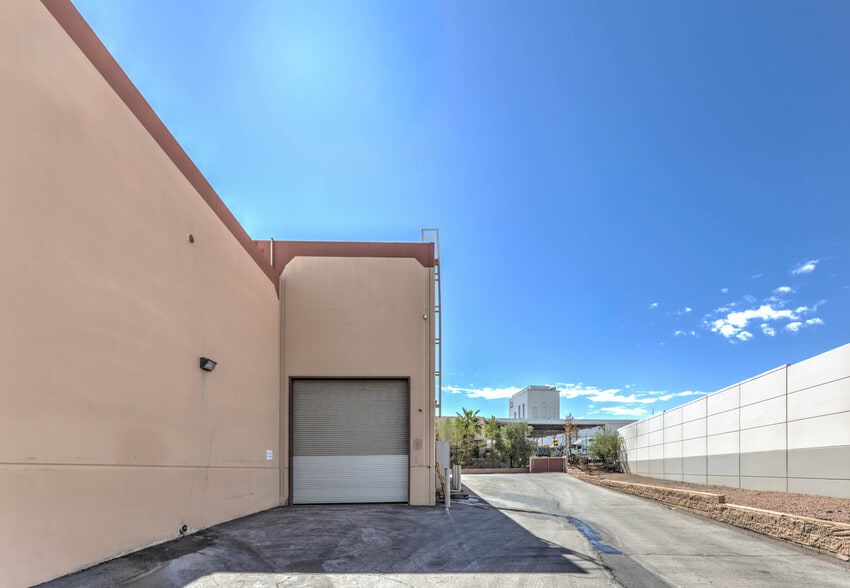 141 Cassia Way, Henderson, NV for sale - Building Photo - Image 3 of 11