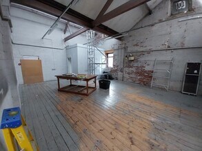 Wood St, Dewsbury for lease Interior Photo- Image 2 of 3