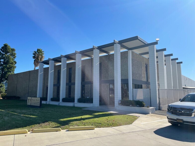 2311 Pullman St, Santa Ana, CA à louer - Photo du bâtiment - Image 3 de 5