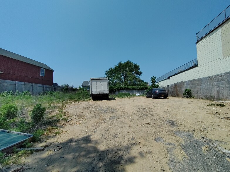 7325 57th Ave, Maspeth, NY à vendre - Photo du bâtiment - Image 1 de 1